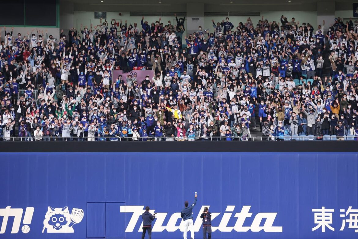巨人・岡本和真の本塁打で…外野席の柵を越えたファンの行為が物議「マジで危ないぞこれ」（東スポWEB） - Yahoo!ニュース - Yahoo!ニュース