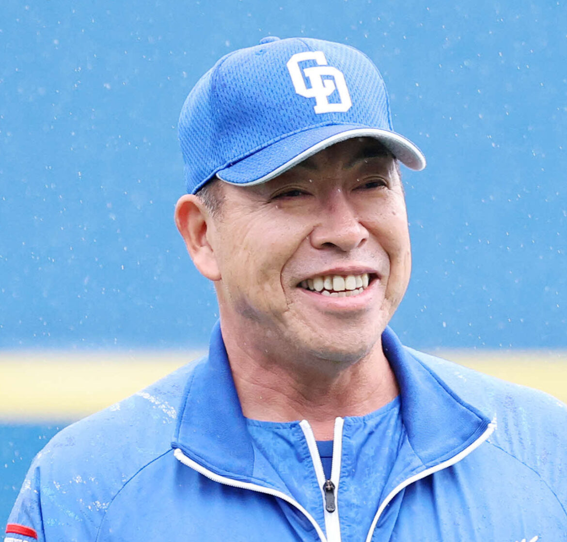 【中日】井上監督、巨人移籍の元守護神マルティネスと試合前に握手 昨オフ直接残留要請も実らず（日刊スポーツ） - Yahoo!ニュース - Yahoo!ニュース