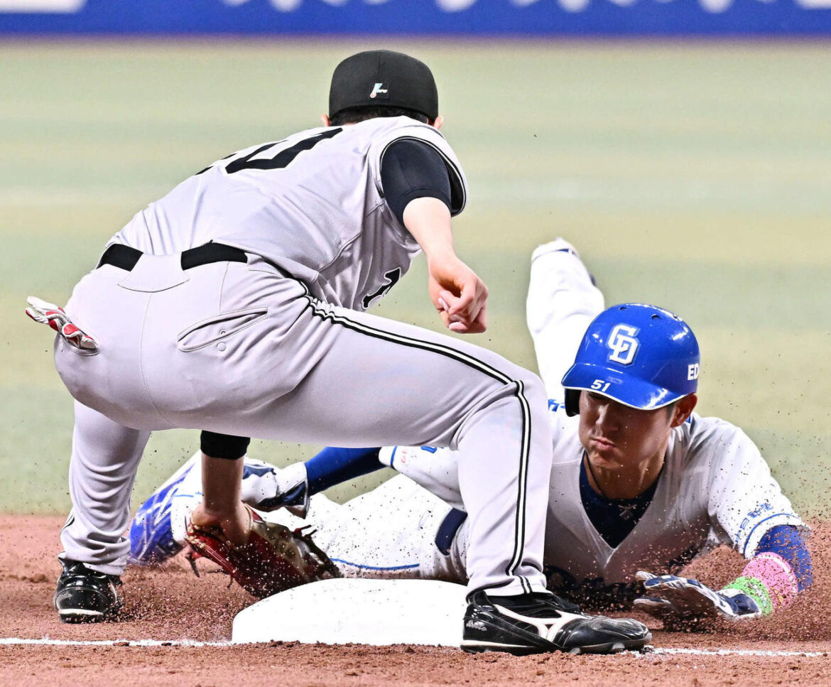 中日対巨人　7回裏中日無死二塁、村松の犠打で三進する代走上林。三塁手中山（撮影・滝沢徹郎）