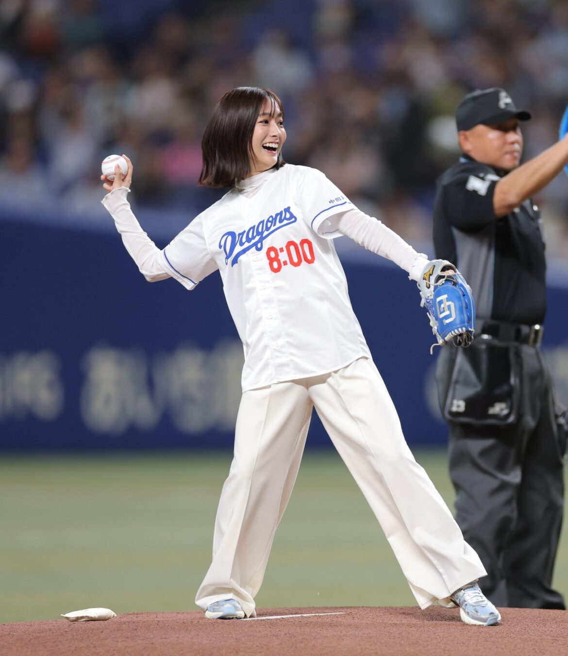 「まぁ可愛い！」中日戦に人気女子アナ登場 背番号「８：００」竜ユニに球場沸く 中日監督らも熱視線「生で見られるとはラッキー！」「ラヴィットー！」（デイリースポーツ） - Yahoo!ニュース - Yahoo!ニュース