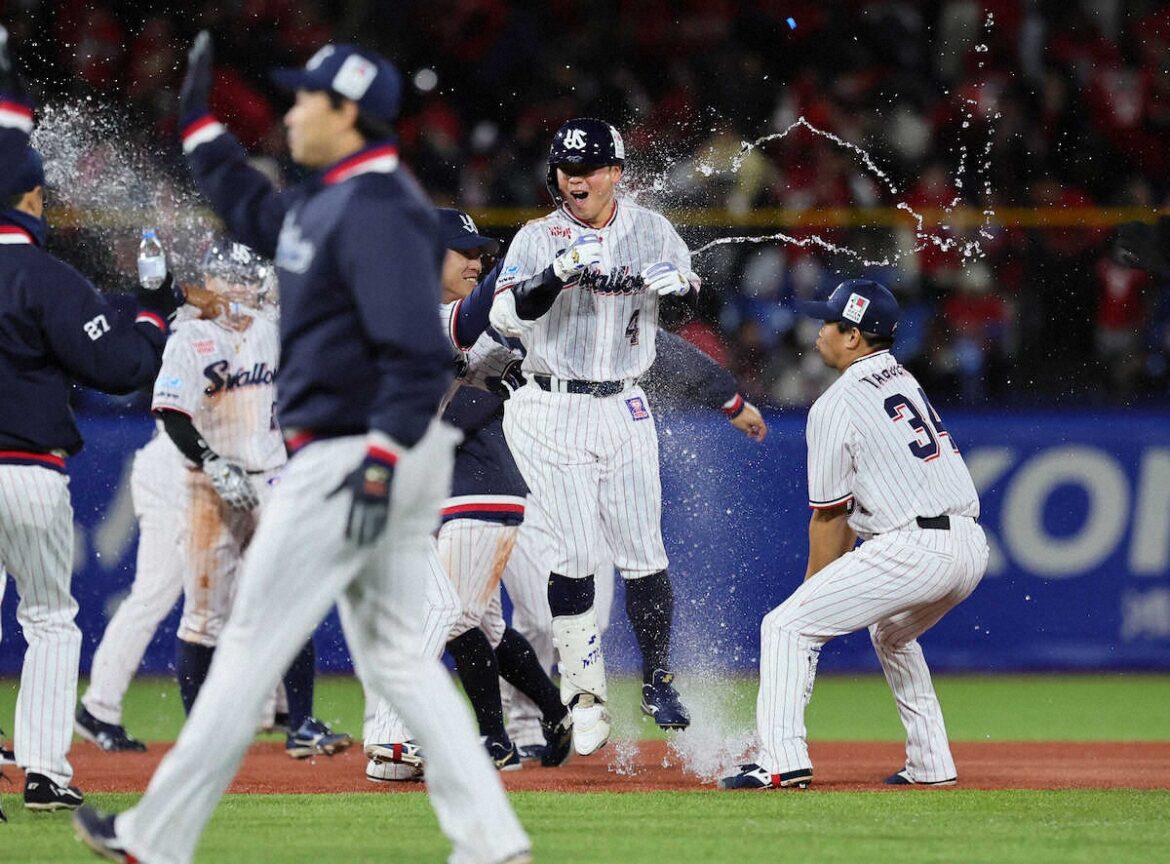 天国に届け！ヤクルト今季初勝利は劇的サヨナラ！ 歓喜の神宮 丸山和が決めた！連敗3でストップ（スポニチアネックス） - Yahoo!ニュース - Yahoo!ニュース