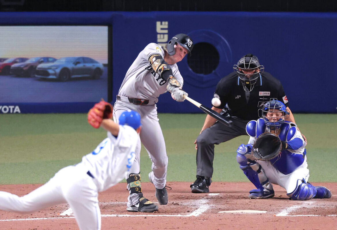 【巨人】キャベッジが猛打賞で打撃3冠に浮上「結果が出て良かった」 – スポーツ報知 8回1死、キャベッジが中前安打を放つ(カメラ・相川 和寛)