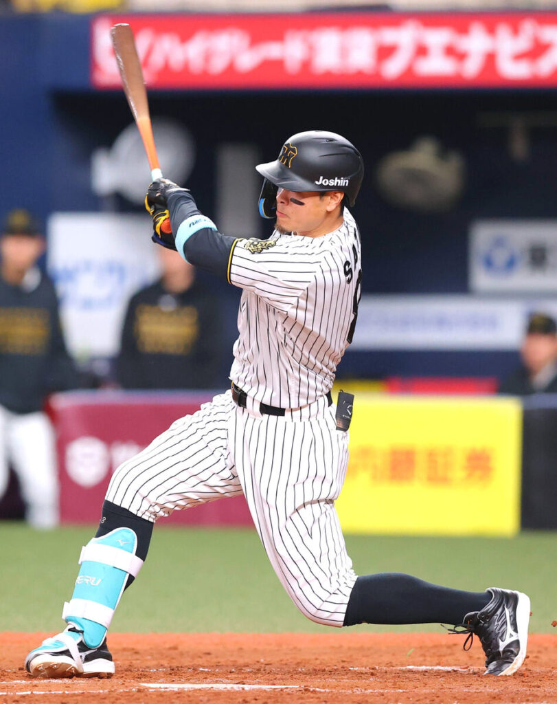 ４回１死一塁、佐藤輝明が右適時二塁打を放つ（カメラ・朝田　秀司）