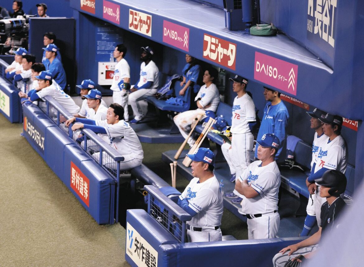 ９回裏、戦況を見守る井上監督（手前）ら