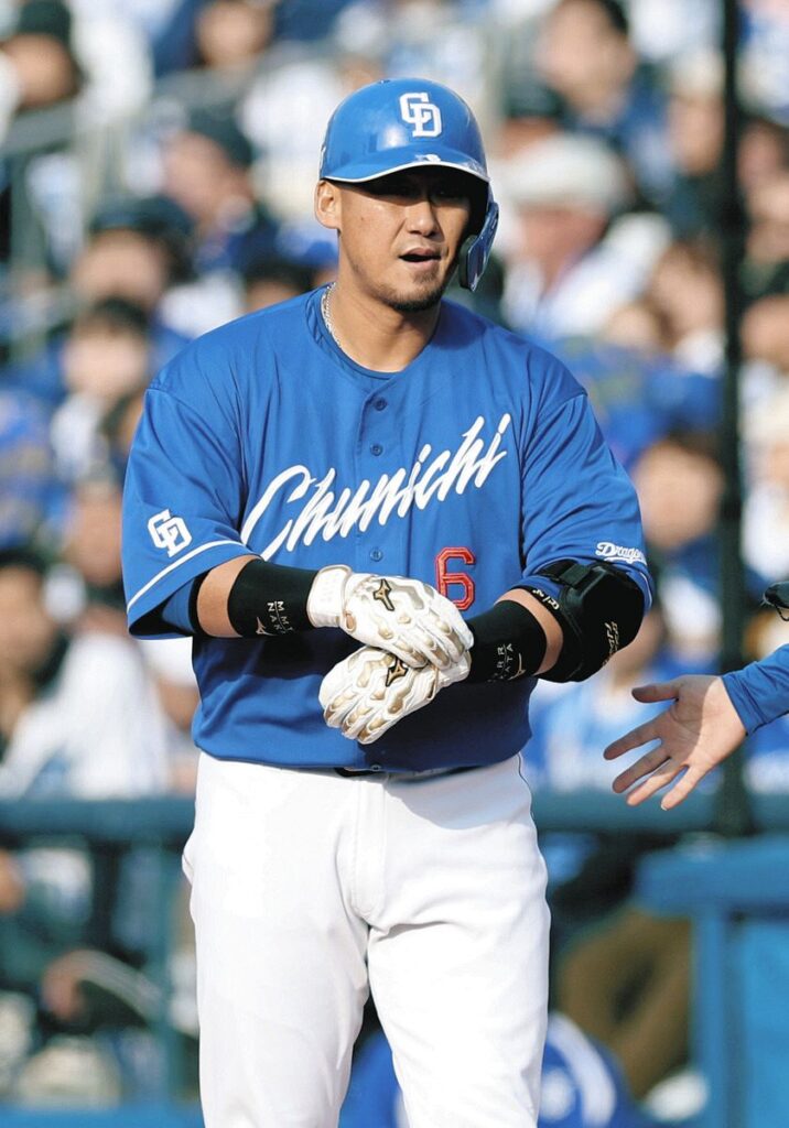 ８回、中前打で出塁した中日・中田