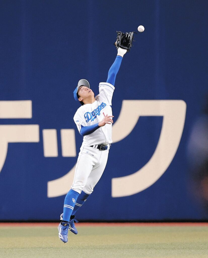 中日・岡林勇希、名手がまさか…痛恨の後逸、1点献上 打撃では今季初猛打賞も「大野さんに申し訳ない」:中日スポーツ・東京中日スポーツ – 中日新聞Web 3回表1死一塁、キャベッジの中前打を後逸する岡林。一走若林が生還する