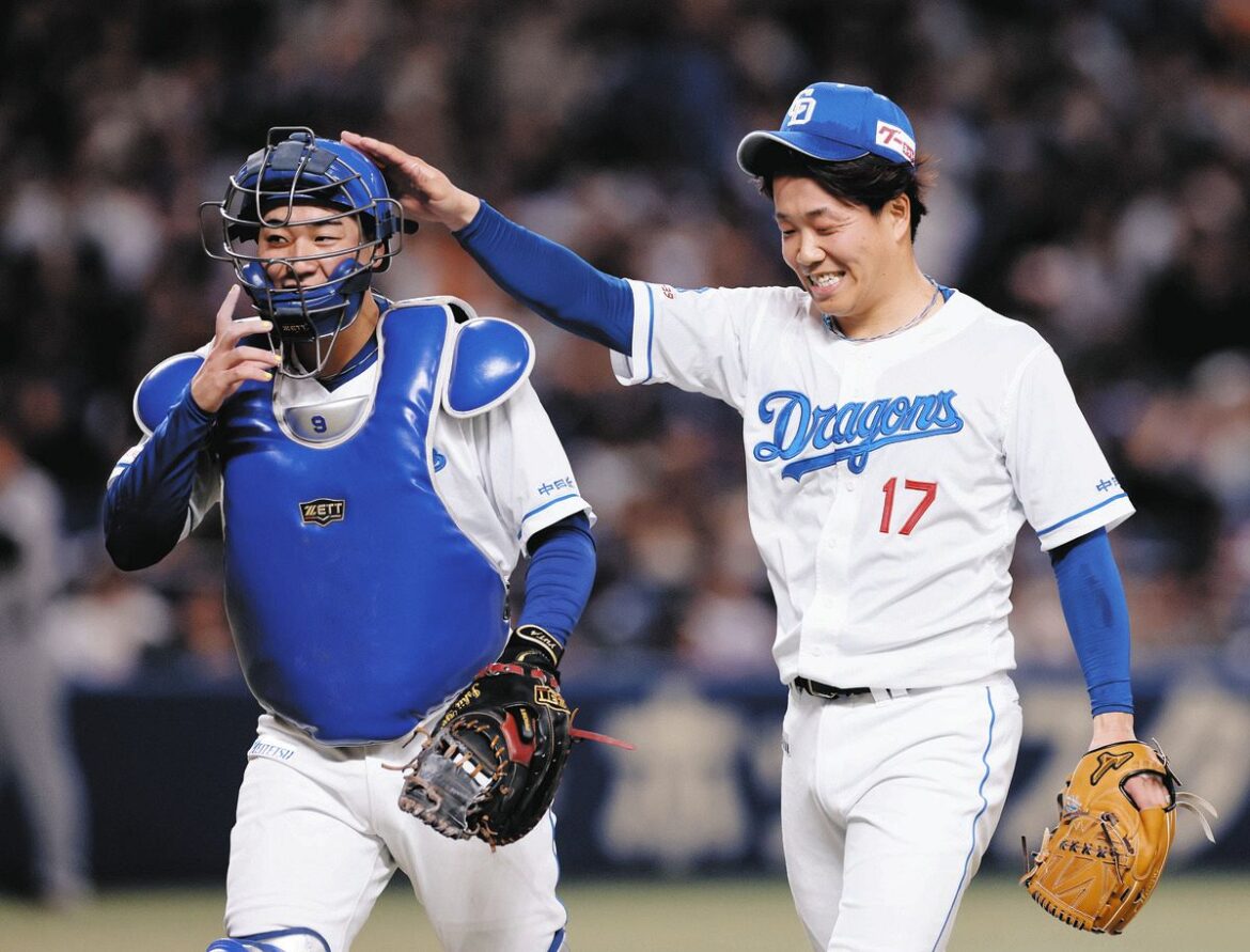 プロ初スタメンの中日・石伊雄太、「勝てる捕手を目指している。勝てないと意味がない」攻守での貢献誓う:中日スポーツ・東京中日スポーツ – 中日新聞Web 1回表を終え、石伊(左)に声をかける柳