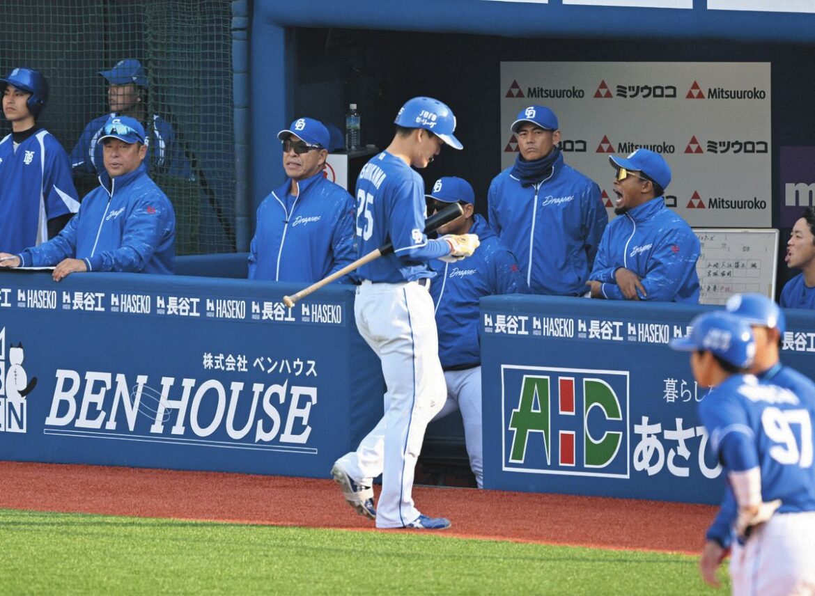 ８回表、空振り三振に倒れベンチに戻る中日・石川昂（中央）。中央左は井上監督
