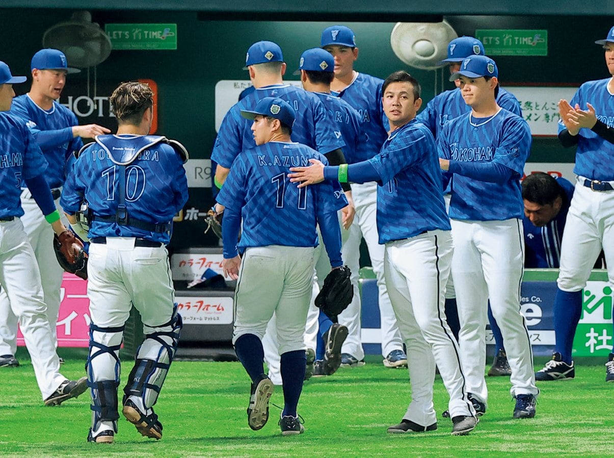 日本シリーズ第3戦、1回を投げ終えた先発・東を迎える山崎　SANKEI SHIMBUN