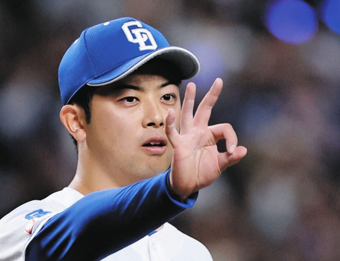 ９回表から４番手で登板し、１イニングを三者凡退に抑えてポーズを決める松山