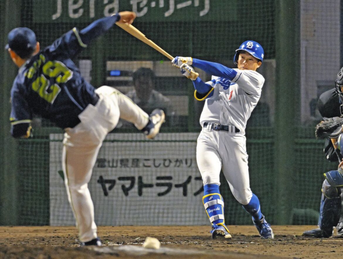 ４回裏１死満塁、右犠飛を放つ岡林。投手小川