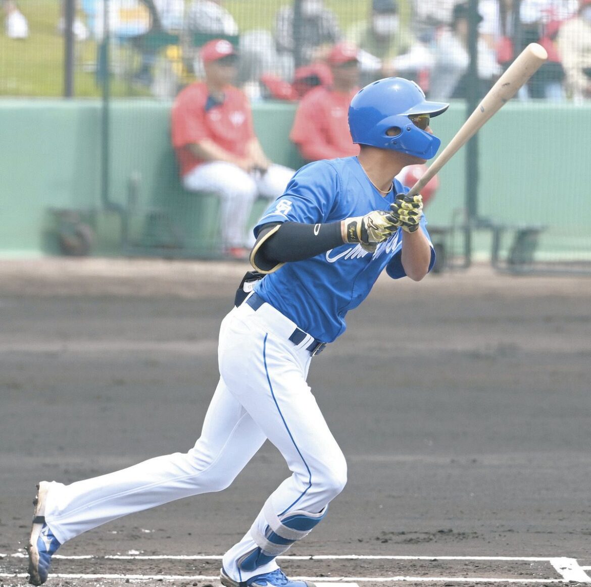 １回表１死一、二塁、土田が右越え３点本塁打を放つ