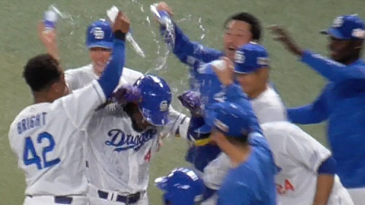 延長11回サヨナラ勝利の瞬間のドラゴンズベンチ　サヨナラ打のカリステにウォーターシャワー　中日ドラゴンズVS阪神タイガース　2025/04/30