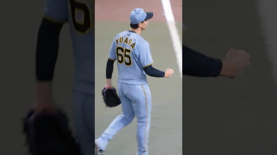 復帰登板を無失点で凌ぎガッツポーズでベンチに引き上げる湯浅京己