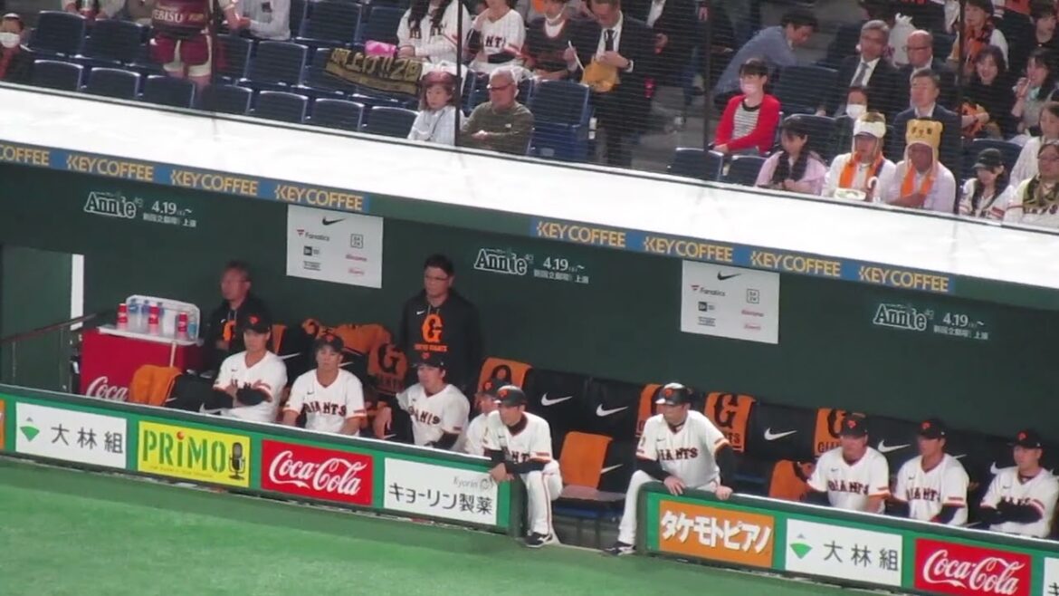 中田翔の打席を見てるベンチの中山礼都や門脇誠【読売ジャイアンツ対 中日ドラゴンズ2025年4月23日】