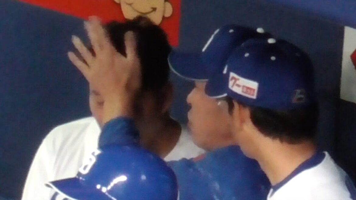 近藤廉がピンチを抑えた瞬間の井上監督と山井コーチ　近藤はベンチに戻っておでこをペチッとされる　中日ドラゴンズVS阪神タイガース　2025/05/01