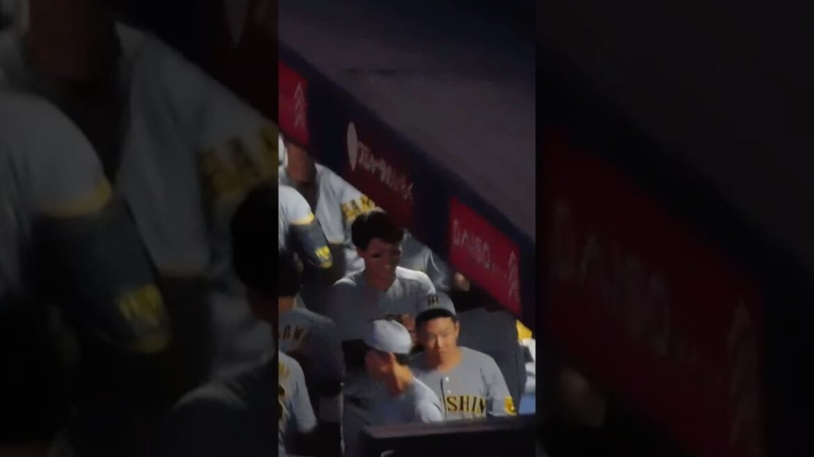 試合前の恒例ハイタッチ 笑顔でふざける森下翔太