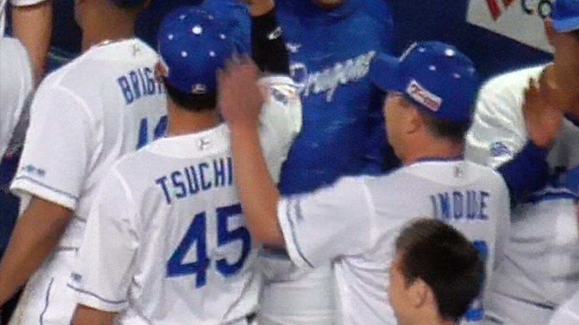 土田龍空の頭をポコポコ叩く井上監督　中日ドラゴンズVS東京ヤクルトスワローズ　2025/04/26