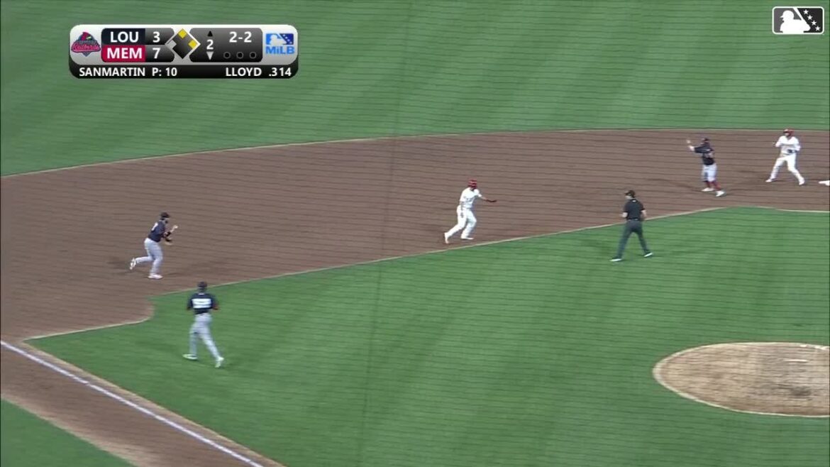 Reds infielders combine to turn a triple play