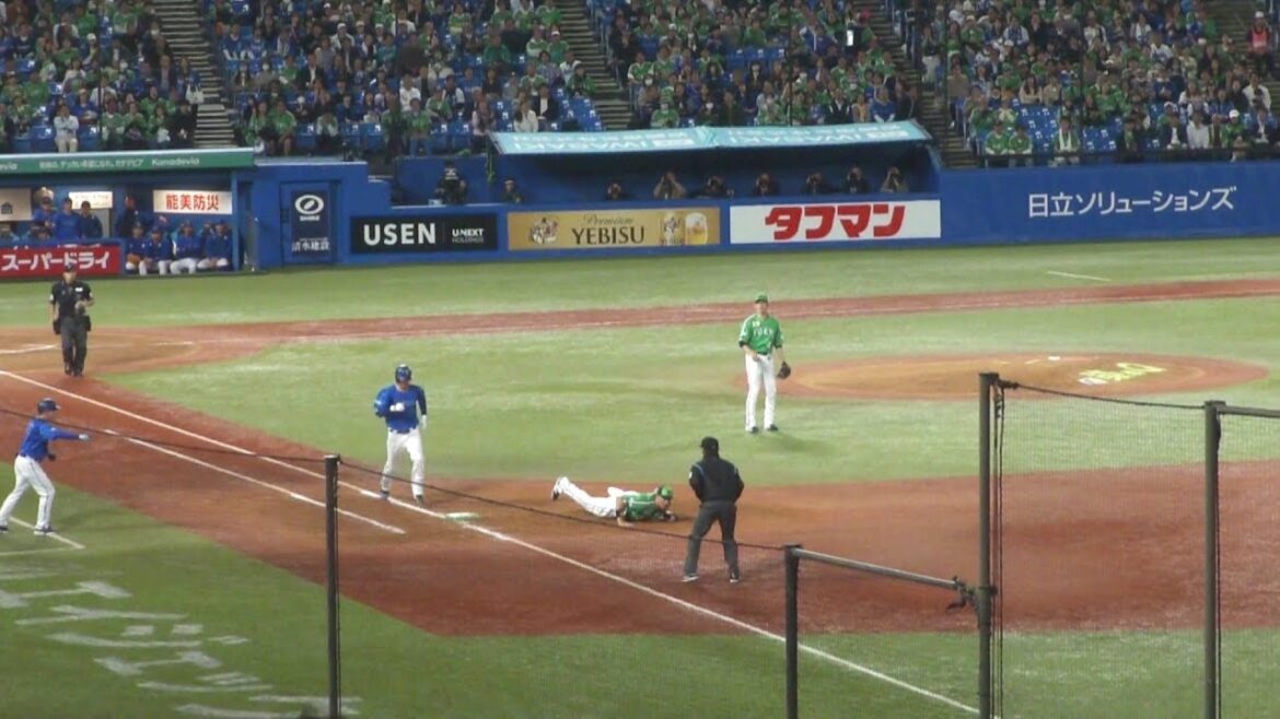 ヤクルト 高梨裕稔 悪送球でエラー オスナはナイスキャッチ　ヤクルト vs DeNA　2025年5月1日(木) 神宮球場