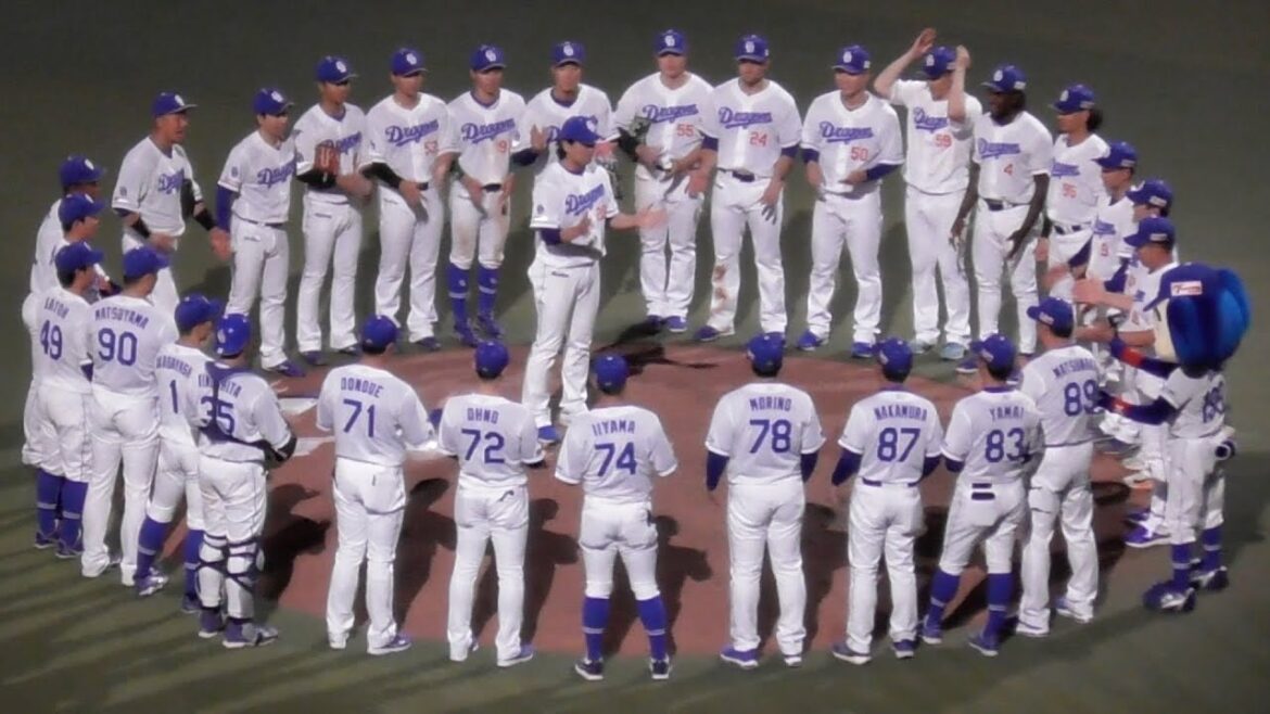 勝利の瞬間をドアラがカメラで撮影　勝利の円陣で涌井秀章が一丁締め　中日ドラゴンズVS阪神タイガース　2025/04/29