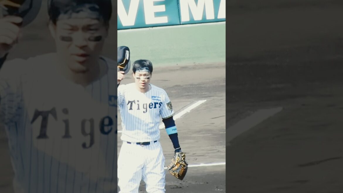 同点タイムリーを放ちファンの歓声に応える佐藤輝明