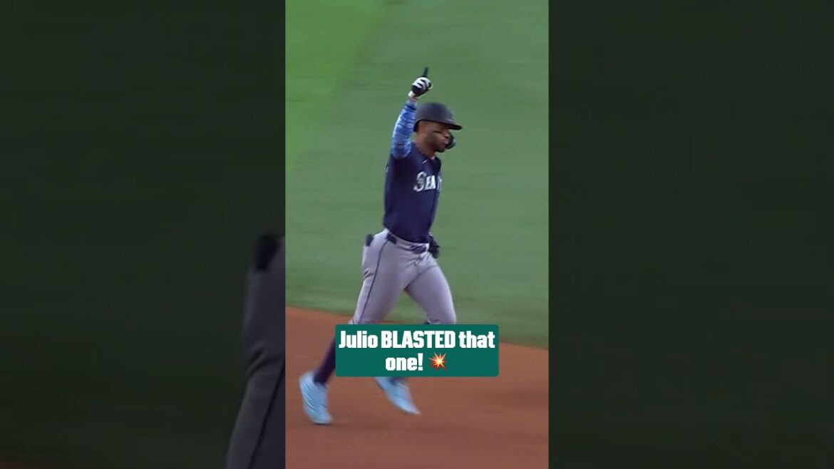 Julio Rodríguez goes dead center as the Mariners are up to 10 runs 😮