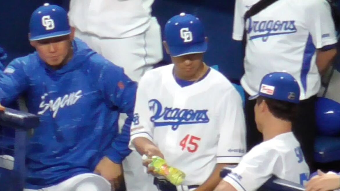 サヨナラ勝利用に ベタベタするドリンクを準備する土田龍空　高橋周平にも渡す　中日ドラゴンズVS阪神タイガース　2025/04/30