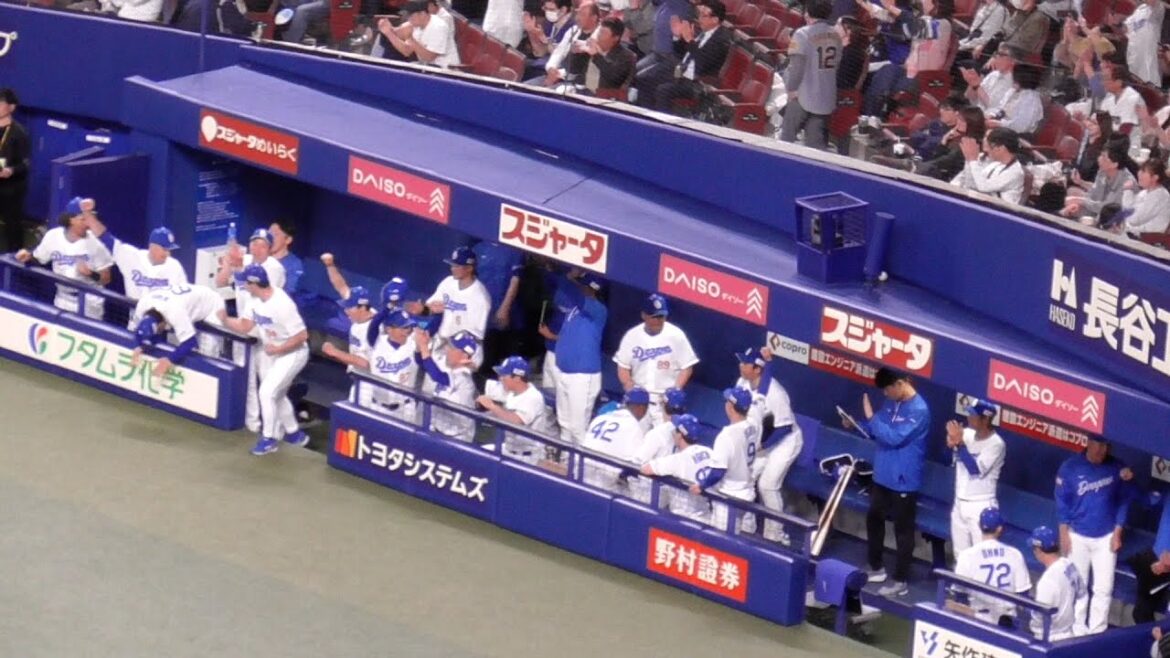 勝利の瞬間のドラゴンズベンチ　三浦瑞樹が嬉しいプロ初勝利で笑顔　阪神に3タテ　中日ドラゴンズVS阪神タイガース　2025/05/01