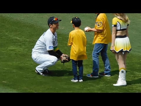 【一生の思い出】阪神ナインからサインボールを受け取る未来の野球少年少女たち 選手も笑顔で語りかける 【一生の思い出】阪神ナインからサインボールを受け取る未来の野球少年少女たち 選手も笑顔で語りかける