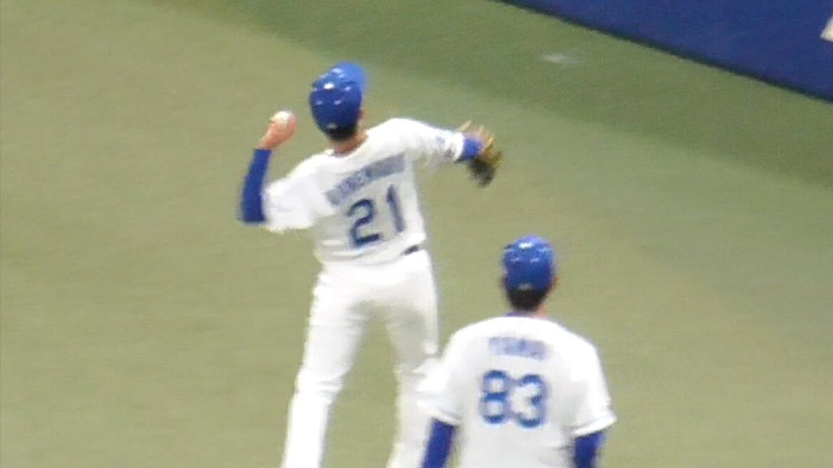 金丸夢斗　山井コーチに促されスタンドのファンにボールをプレゼント　中日ドラゴンズVS横浜DeNAベイスターズ　2025/05/05