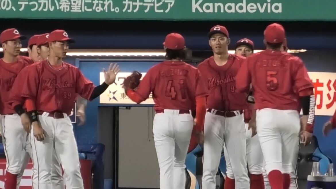 2イニング投げたスズケンを迎えるカープベンチ！日本ハムから加入の鈴木健矢が移籍後カープで初勝利！広島東洋カープvs東京ヤクルトスワローズ 2025年5月5日