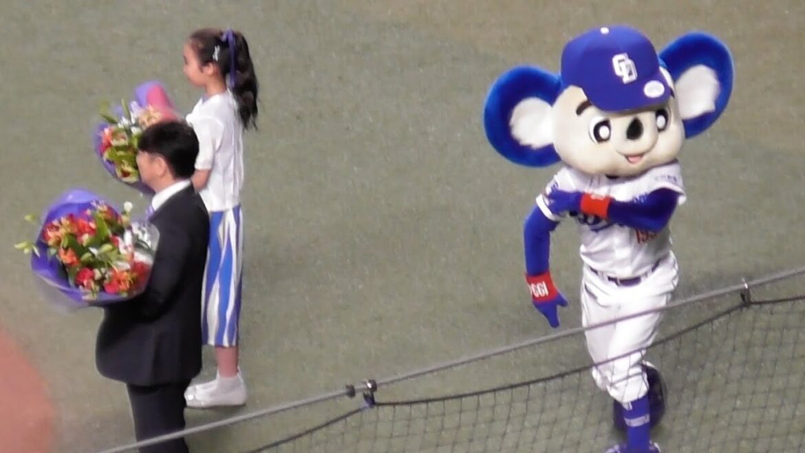 花束贈呈　京田陽太の名前が呼ばれ驚くドアラ　中日ドラゴンズVS横浜DeNAベイスターズ　2025/05/05
