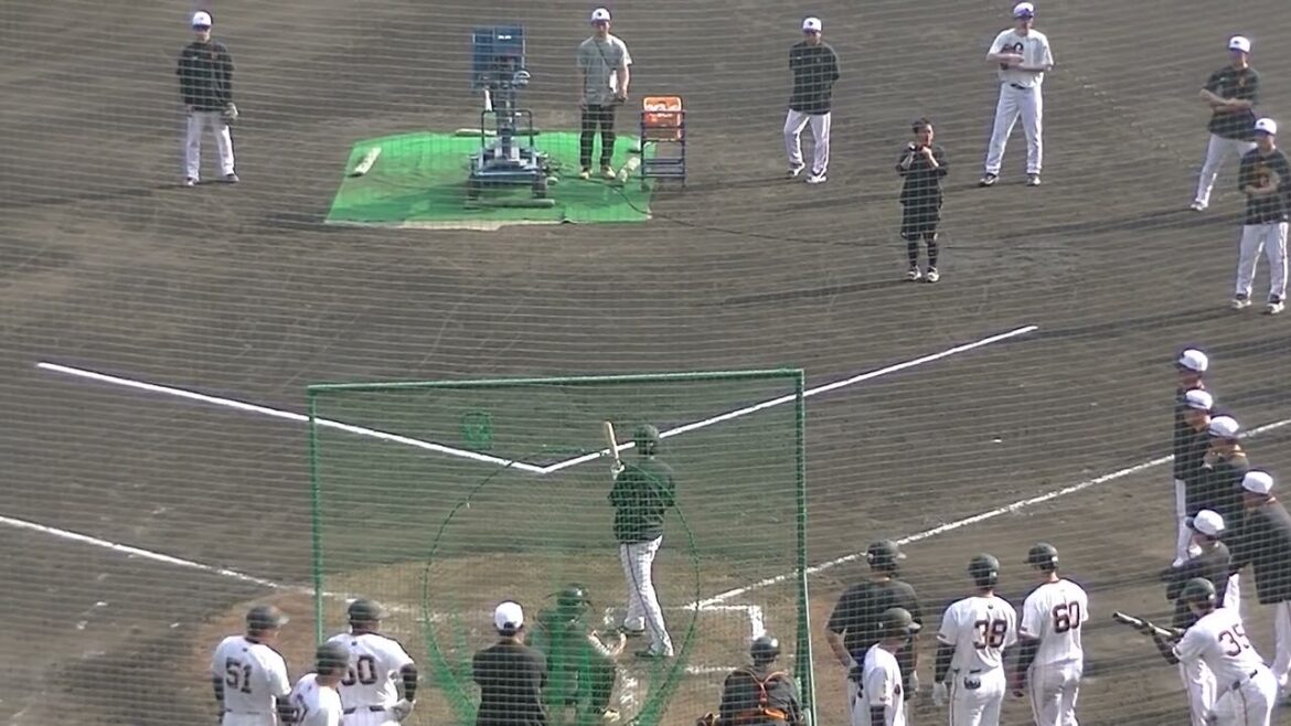 【3球連続 バント成功で練習上がり】中山礼都がバント成功でガッツポーズで練習上がる2025年2月17日 読売ジャイアンツ沖縄キャンプ