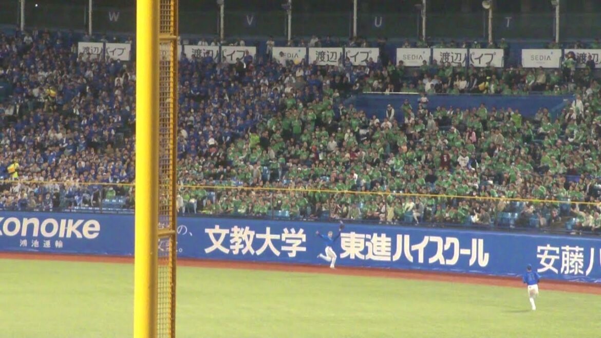 DeNA 佐野恵太 ナイスプレー　ヤクルト vs DeNA　2025年4月30日(水) 神宮球場