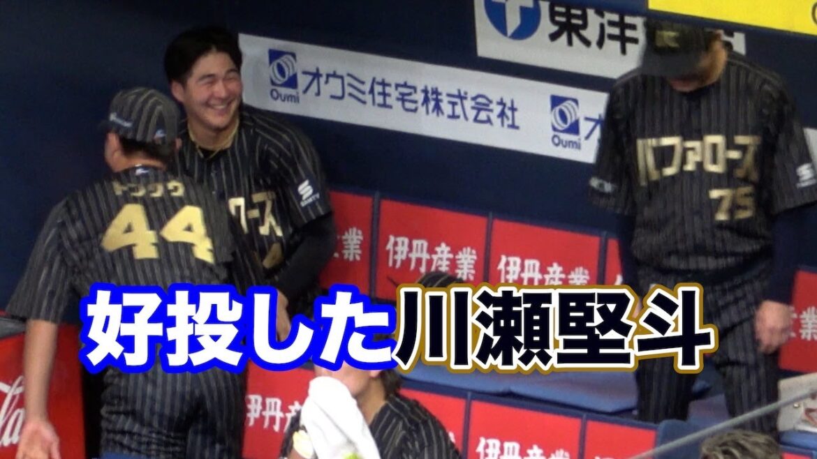 2回2/3を無失点に抑えた川瀬堅斗、ニコニコで頓宮キャプテンと投手コーチと言葉を交わす