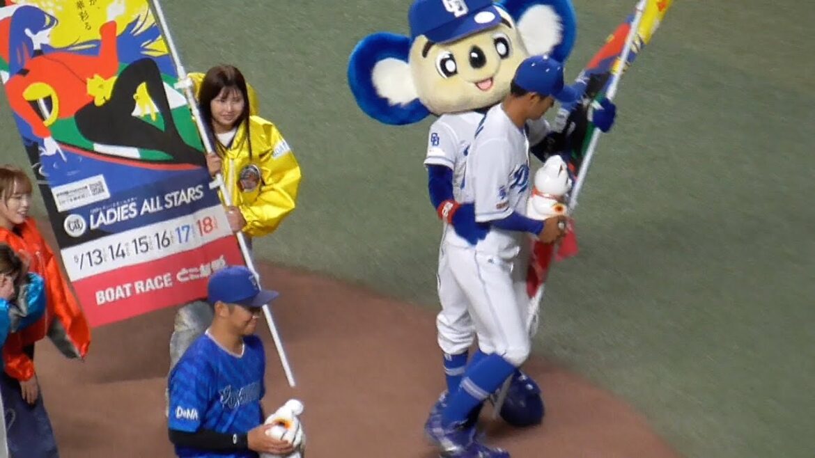 土田龍空と京田陽太が招き猫をもらう 中日ドラゴンズVS横浜DeNAベイスターズ 2025/05/06 土田龍空と京田陽太が招き猫をもらう 中日ドラゴンズVS横浜DeNAベイスターズ 2025/05/06