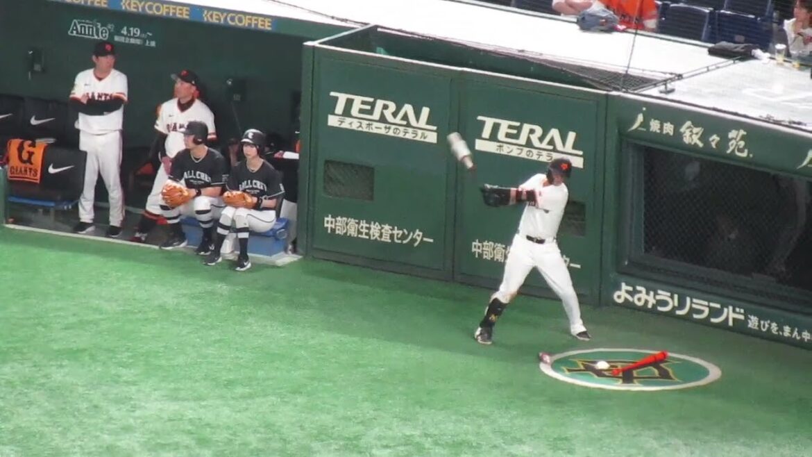 打席に向かう吉川尚輝の所作【読売ジャイアンツ対 中日ドラゴンズ2025年4月23日】