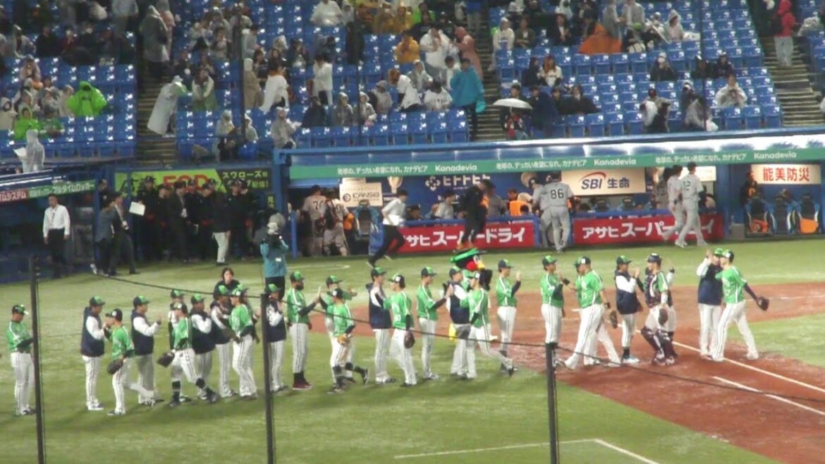 東京ヤクルトスワローズ 石山泰稚が泉口友汰をピッチャーゴロに打ち取り試合終了 ヤクルト 5 – 2 巨人 2025年5月9日(金) 神宮球場 東京ヤクルトスワローズ 石山泰稚が泉口友汰をピッチャーゴロに打ち取り試合終了 ヤクルト 5 - 2 巨人 2025年5月9日(金) 神宮球場