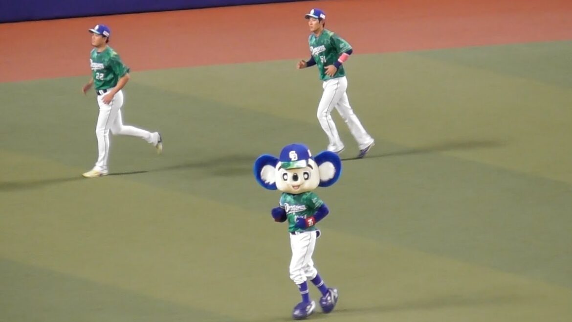 この後イベントがあるため急いで走り出す大野雄大 上林誠知 ドアラ 　中日ドラゴンズVS横浜DeNAベイスターズ　2025/05/07