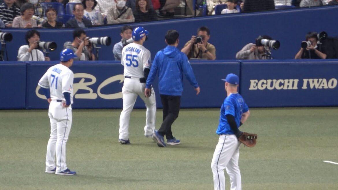 走塁で脚を傷めた細川を心配そうに見つめるオースティン（2025/5/5）