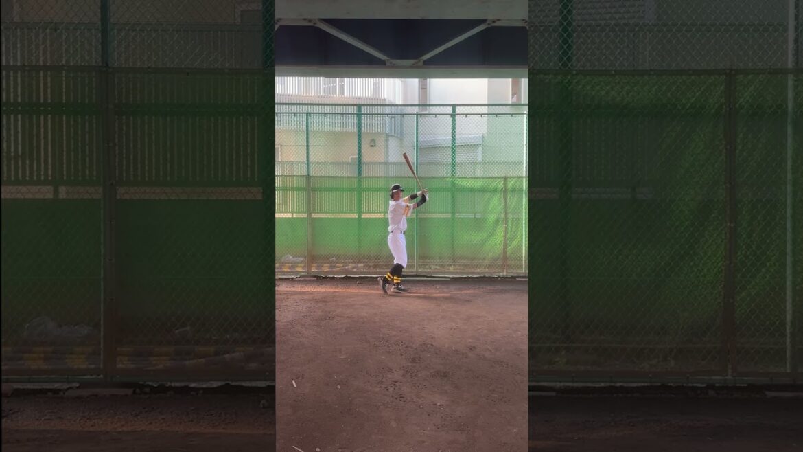 ファールだがフォロースルーが確信ホームランな牧原大成選手