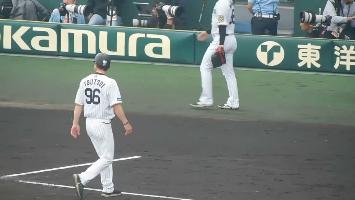 【筒井コーチの気遣い】攻撃終了後 1人でベース付近のグランドの荒れを整地してベンチへ引き上げる筒井1塁コーチ