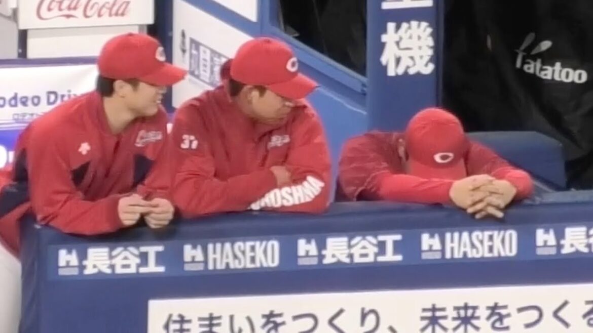 まさかの同点とされ落胆する栗林良吏を励ます森下と野間峻祥！広島東洋カープvs横浜DeNAベイスターズ 2025年5月9日