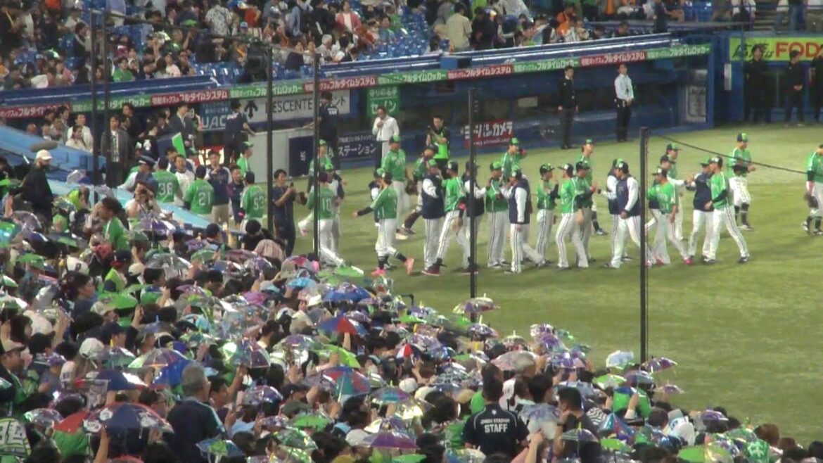 東京ヤクルトスワローズ 石山泰稚がキャベッジを空振り三振に打ち取り試合終了　ヤクルト 2 - 1 巨人　2025年5月11日(日)　神宮球場