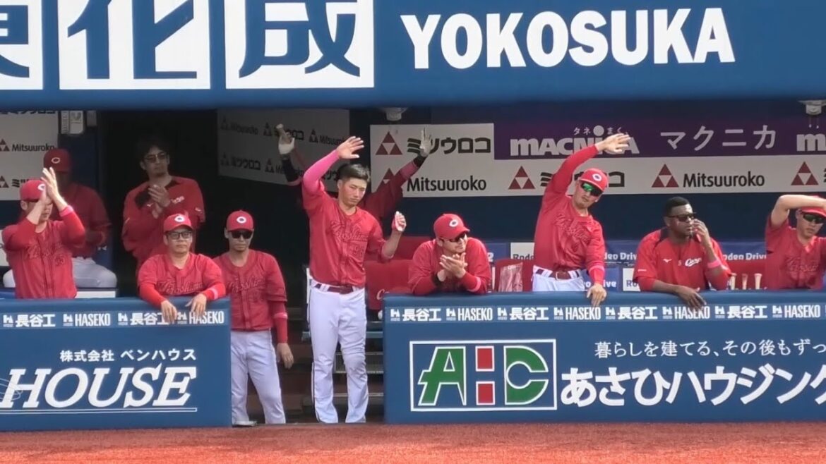 チャンスメイクの坂倉将吾に大谷ポーズで讃える中村奨成！その後に小園がタイムリーを打った瞬間のカープベンチ！広島東洋カープvs横浜DeNAベイスターズ 2025年5月11日