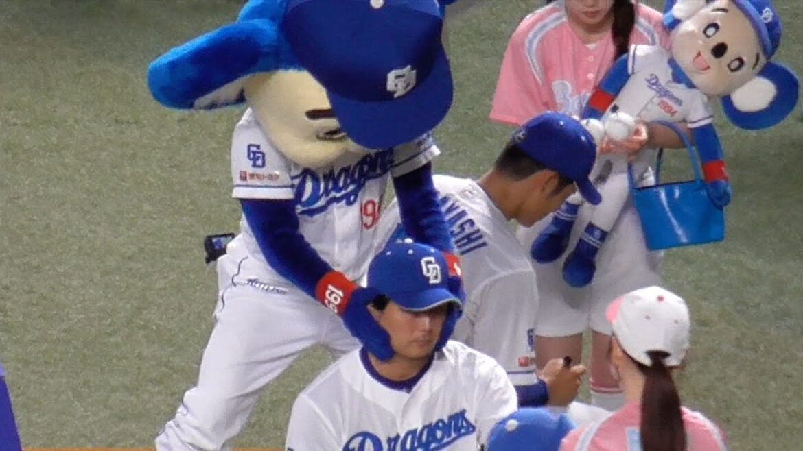 今日のヒーロー涌井さんと戯れ合うドアラ　中日ドラゴンズVS東京ヤクルトスワローズ　2025/05/14