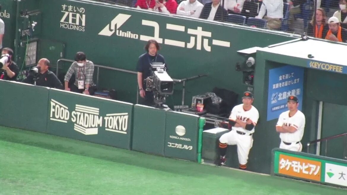 山﨑伊織のピッチングをみる長野久義と大城卓三＜読売ジャイアンツ 対 広島カープ 2025年4月30日＞