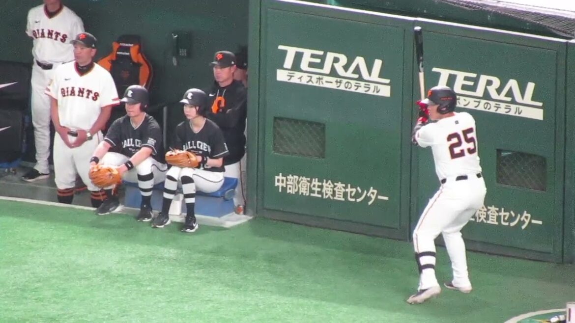 吉川尚輝ヒットで打席へ向かう岡本和真の姿＜読売ジャイアンツ 対 広島カープ 2025年4月30日＞