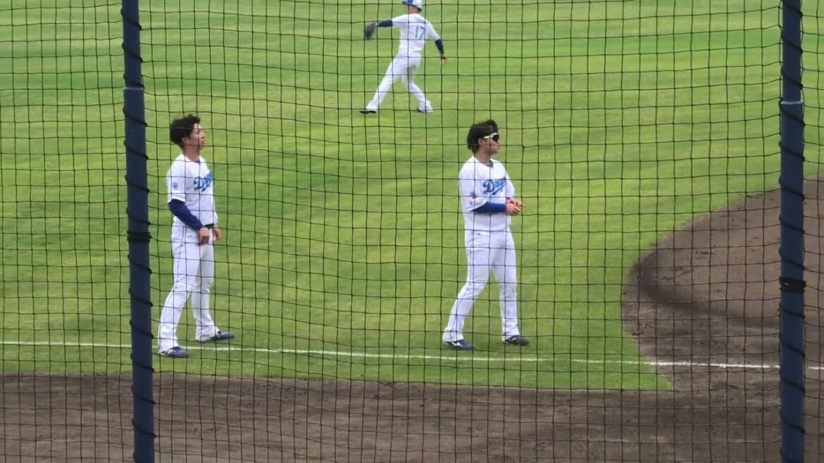 中日ドラゴンズ 復帰が近い福永裕基選手・村松開人選手が試合終了後にグラウンドに出て体をほぐす 福永選手がファンに手を振る様子も 2025/5/16 ナゴヤ球場